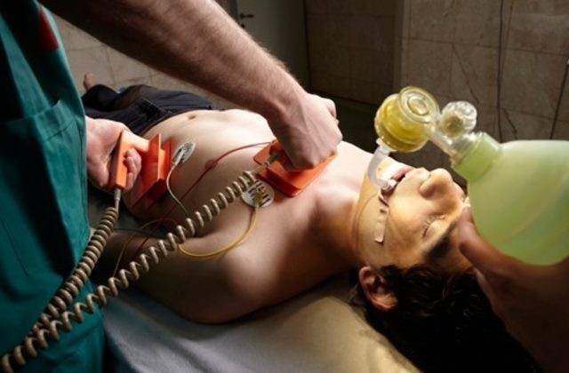 Durmuş bir kalp şok cihazıyla yeniden çalışır hale gelebilir.