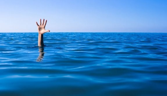 Boğulan birisinin elleri yukarıda suyun üstünde yardım beklemektedir.