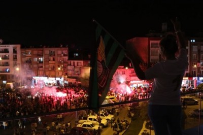 Akhisarspor'un Süper Kupa zaferi ilçede coşkuyla kutlandı.