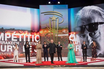 Dakota Johnson Göğüs Dekoltesiyle Hayran Bıraktı