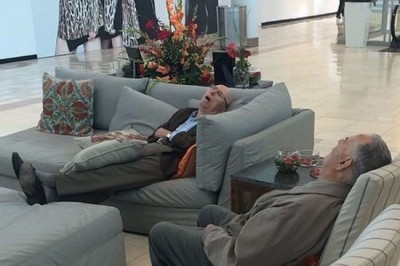 Eşleri Alışveriş Yaparken Onları Bekleyen Beyler Galerisi