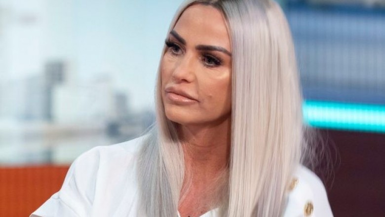 Katie Price Osmanlı Torununa Davet Sırasında Göğüslerini Gösterdi