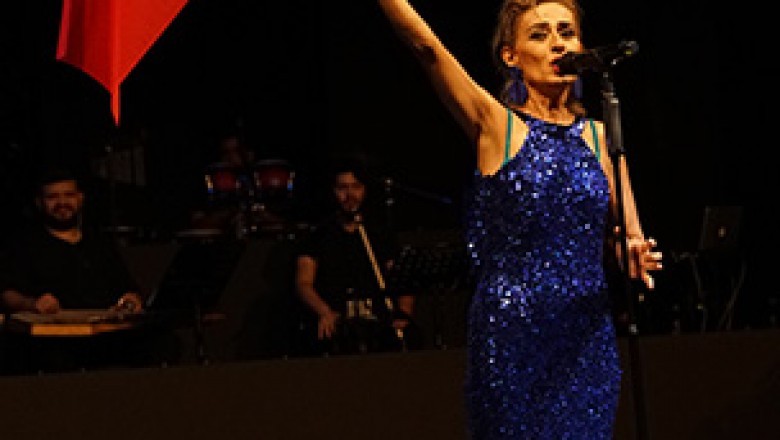 YILDIZ TİLBE HARBİYE AÇIKHAVA’DA İSTİKLAL MARŞI’NI OKUDU