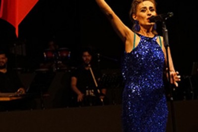 YILDIZ TİLBE HARBİYE AÇIKHAVA’DA İSTİKLAL MARŞI’NI OKUDU