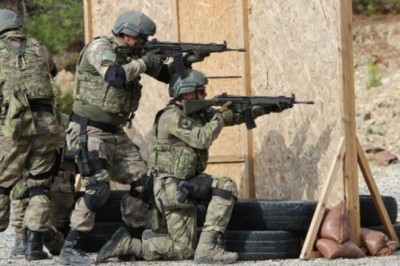 Hatay'da komandolar yangın söndürüyor