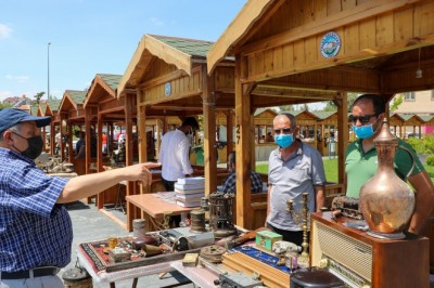 Antika Pazarı meraklılarını ağırlamaya devam ediyor