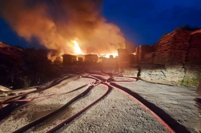 Mobilya fabrikasının deposu alev alev yandı