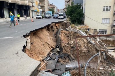 Başkent'te bir inşaatın istinat duvarının çökme anları güvenlik kameralarına yansıdı