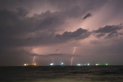 İskenderun Körfezi'nde şimşekler geceyi aydınlattı
