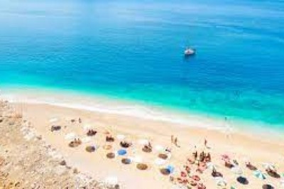 Sıcaklık 40 dereceyi buldu Antalya'da sahiller doldu taştı