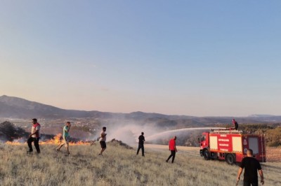 Anız yangını ormana sıçramadan söndürüldü
