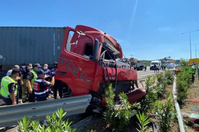 Kuzey Marmara Otoyolunda lastiği patlayan tır bariyerlere saplandı: 1 ölü