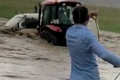 Selde mahsur kalan akrabasını traktörle kurtardı