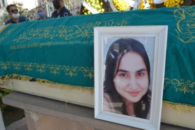 Takla atan otobüste hayatını kaybeden genç tıbbiyeli göz yaşlarıyla son yolculuğuna uğurlandı