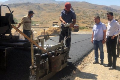 Başkan Şeylan asfaltlama çalışmalarını yerinde inceledi