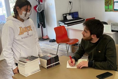 Salihlili tıp öğrencisi kitap çıkardı