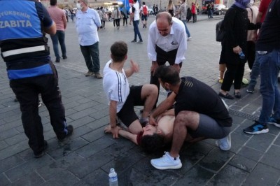 Taksim Meydanı’nda yere yığılan kalp hastası gence vatandaşlar müdahale etti