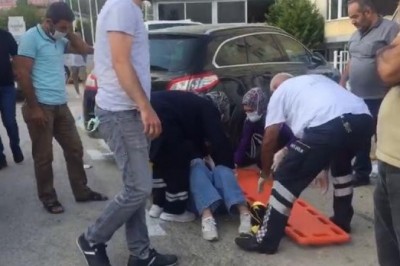Yolun karşısına geçmek isteyen kadınlara araç çarptı: 3 yaralı var