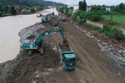 Arhavi’de yaşanan selde taşan Kabisre Deresi’nde taşkın önlemleri alınıyor