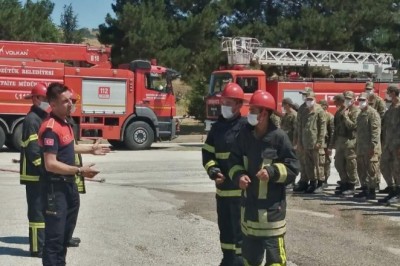 İtfaiye ekiplerinden askerlere yangın eğitimi