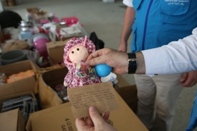 Oyuncak bebeğini ve tokalarını yangından etkilenen çocuklara gönderdi