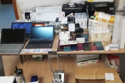 Sahte pasaport ve kimlik yapan şahıslara operasyon