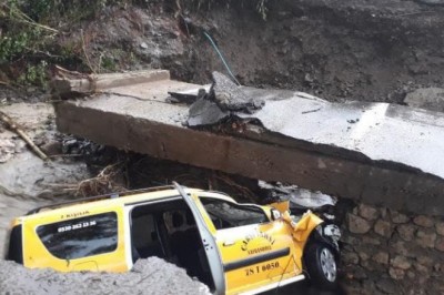 Sel nedeniyle heyelan meydana geldi, araçlar ağır hasar aldı