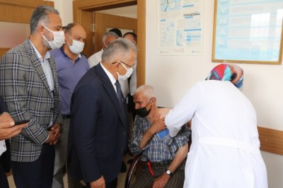 Büyükkılıç, aşı olmak istemeyen vatandaşı ikna etti