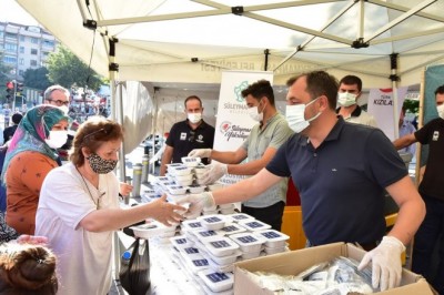 Cuma namazı çıkışında aşure ikramı gerçekleştirildi