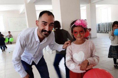 Çocuklar için engelleri aşıp köy köy geziyor