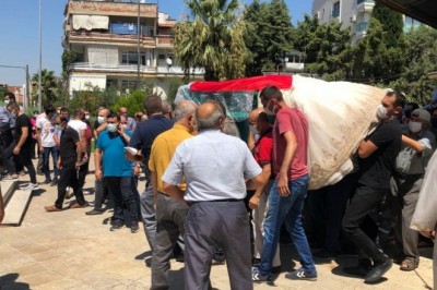 Kalbine yenilen sağlık çalışanı son yolculuğuna gelinlikle uğurlandı