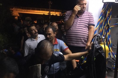 Acılı aile, deniz polisi su altı ekibinden gelecek haberi bekliyor