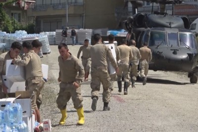 Ayancık’ta Mehmetçik vatandaşın yaralarını sarıyor