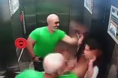 Kızına attığı tokat asansör aynasını çatlattı