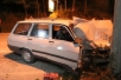 Kontrolden çıkan otomobil aydınlatma direğine çarptı: 1 yaralı
