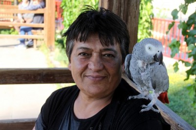 Kredi çekerek aldığı papağanını bir saniye bile yanından ayırmıyor