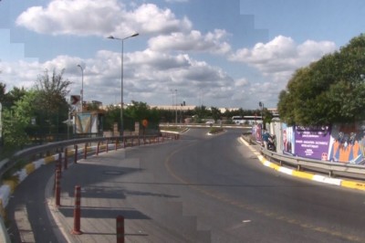 Sultanbeyli’de yolun karşısına geçen 2 çocuk ile kadın, tır ile bariyer arasına sıkıştı