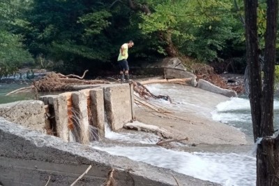 Sele kapılmaktan çöken yol sayesinde kurtuldular
