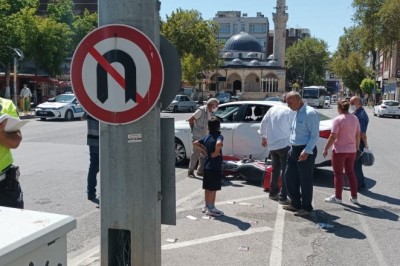 'U' dönüşü kazaya neden oldu: 2 yaralı