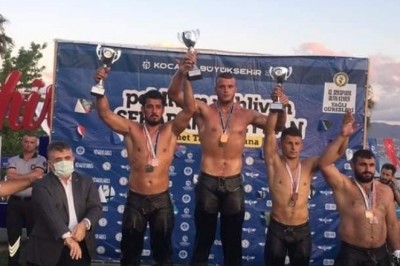 İzmitli güreşçiler madalyaya doymuyor