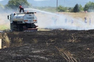 Traktörüyle ot biçerken yangına sebep oldu