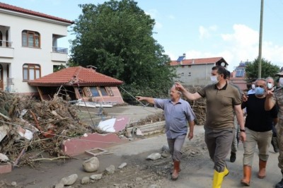 Vali Ayhan afet bölgesinde yaraları sarıyor