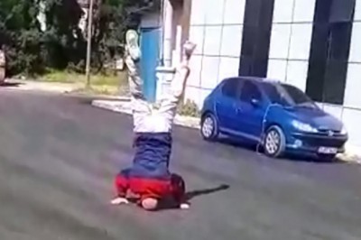 Yıllardır beklediği asfalt yola kavuşunca yaşına aldırmadan takla attı