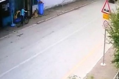 Bisikletli çocuğun kamyonun altında kaldığı anlar ortaya çıktı