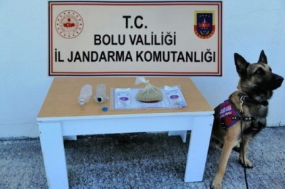Bolu’da, çekici üzerinde taşınan otomobilde 305 gram esrar yakalandı