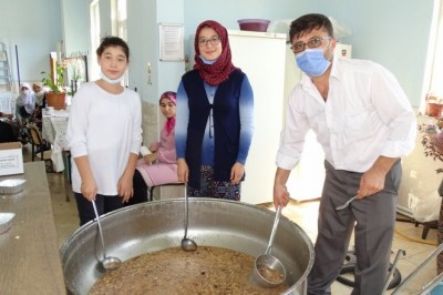 Köyün aşuresini 9 yıldır imam pişiriyor