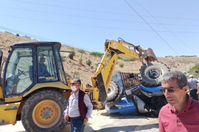 Traktör devrildi: 2 yaralı