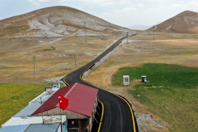 Van Büyükşehir Çaldıran kayak merkezinin yolunu asfaltladı