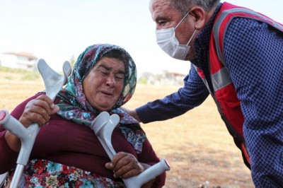 Başkan Böcek’ten, yangınzede Emine Şen'e yardım eli
