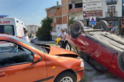 Çarpışıp ters dönen araçtan burnu bile kanamadan çıktı